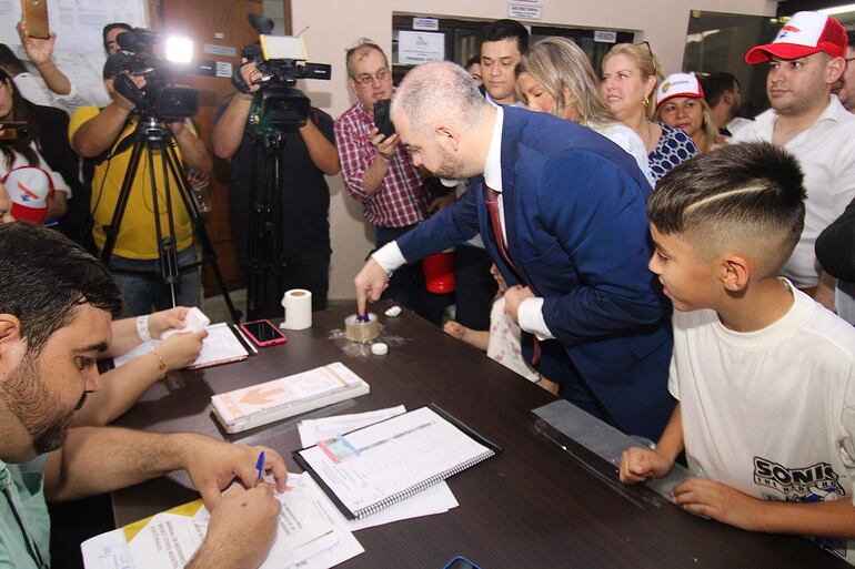 Enrique Berni, tras votar en la sede de la Justicia Electoral, junto a sus seguidores.