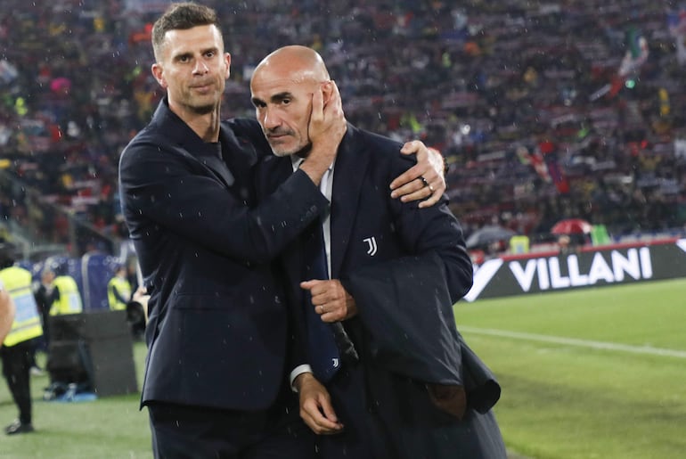 Bologna (Italy), 19/05/2024.- Bologna's coach Thiago Motta (L) and Juventus' coach Paolo Montero greet each other prior the Italian Serie A soccer match Bologna FC vs Juventus FC at Renato Dall'Ara stadium in Bologna, Italy, 20 May 2024. (Italia) EFE/EPA/SERENA CAMPANINI
