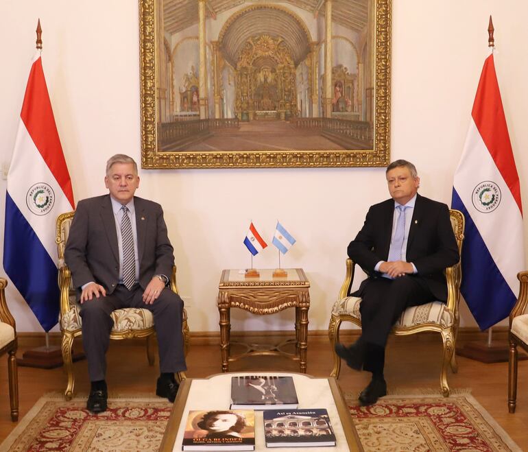 El viceministro de Administración y Asuntos Técnicos del Ministerio de Relaciones Exteriores, Juan Alberto Baiardi Quesnel y el embajador argentino Óscar Domingo Peppo, durante una reunión llevada a cabo esta mañana.