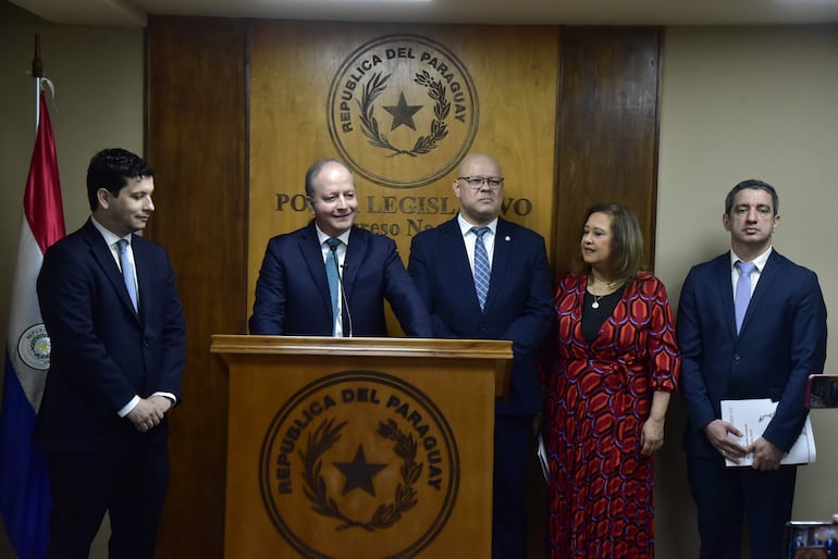 El ministro de Economía y Finanzas, Carlos Fernández Valdovinos (segundo de la izq.), en conferencia de prensa tras la presentación del proyecto de presupuesto 2025.