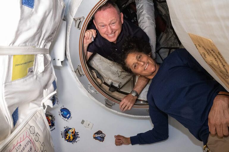 Los astronautas Butch Wilmore y Suni Williams  (d) en la EEI. 