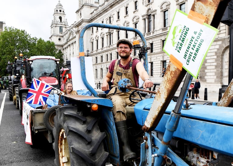 Agroproductores protestan en Londres para exigir al Gobierno   asistencia para mitigar el impacto de la pandemia.