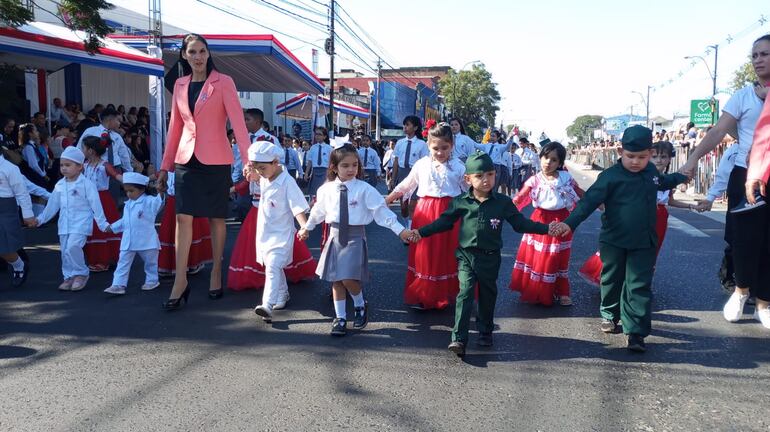 Algunas instituciones pasaron utilizando trajes de baile, disfrazados de soldaditos. y con los uniformes de gala.