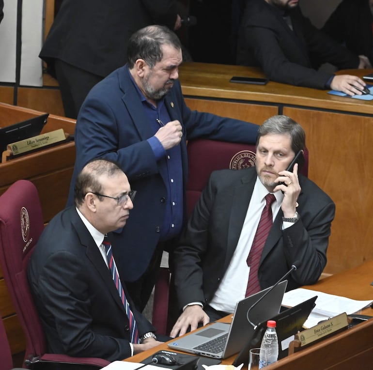 Los senadores cartistas Erico Galeano y Natalicio Chase junto al expulsado del PLRA, Edgar López.