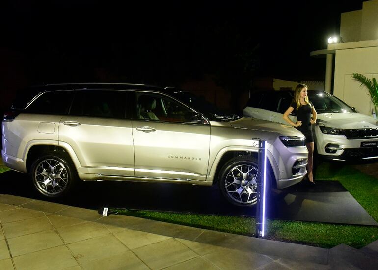 Con personalidad propia y un diseño imponente, el Jeep Commander cuenta con acabados y tecnología prémium.