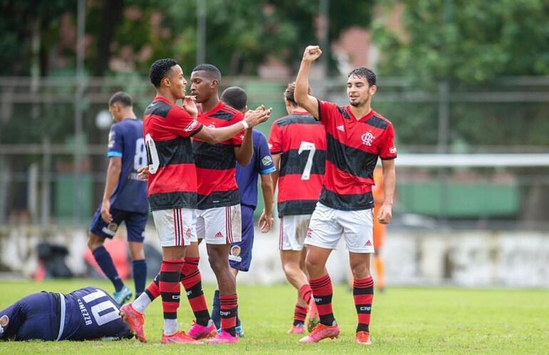 Fabrizio Peralta jugó en el Flamengo Sub 20 y fue campeón de la Taça Guanabara en 2021.