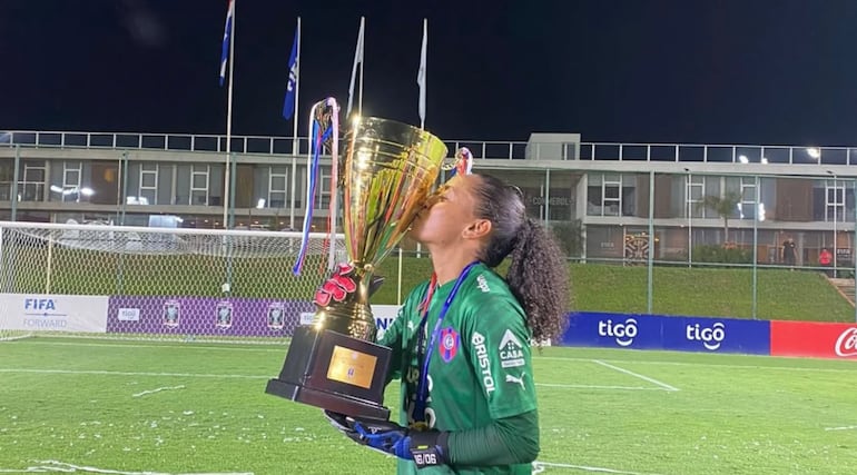 La brasileña Lucilene Rodrigues, arquera de Cerro Porteño, festeja con el trofeo de campeón de la Copa Paraguay Femenina 2024 en el CARFEM, en Ypané.