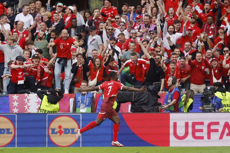 Breel Embolo, jugador de la selección de Suiza, festeja un gol en el partido frente a Hungría por la primera fecha del Grupo A de la Eurocopa 2024 en la ciudad de Colonia, Alemania.