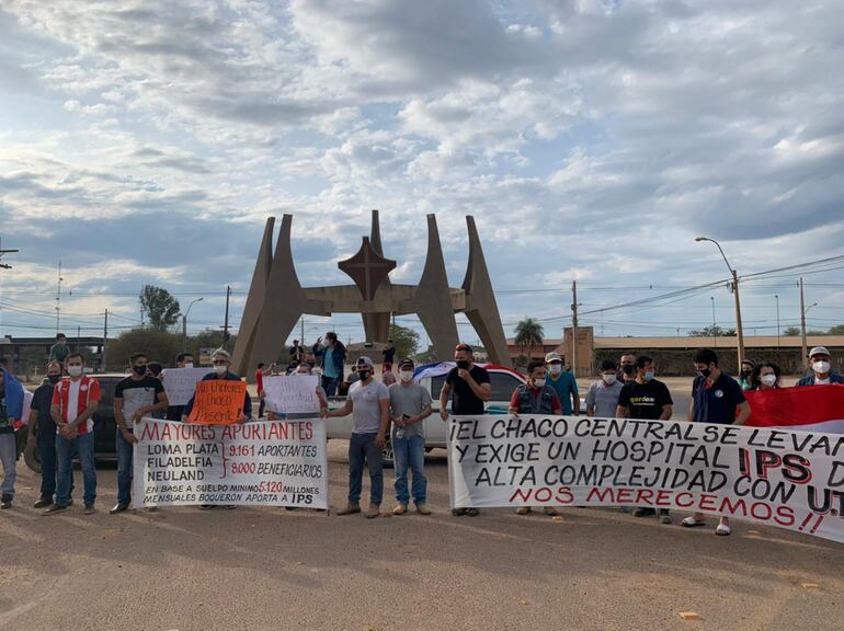 Asegurados autoconvocados reclaman la construcción de un hospital del IPS en el Chaco Central, la manifestación se hizo en plena pandemia sin respuesta concreta hasta ahora.