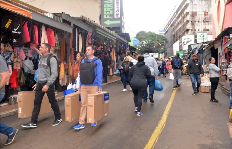 El circuito comercial de Ciudad del Este registra alta afluencia de turistas compradoras en temporada de frío.