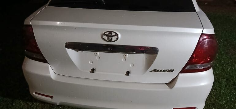 Las chapas con numeración HCG 694 del automóvil Toyota Allion de color blanco perla fueron sustraídas, cuando el vehículo estaba aparcado en el fondo del  estacionamiento del Hospital Nacional de Itauguá.