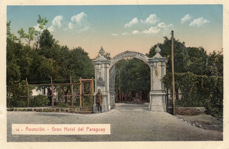 Pórtico de acceso al Gran Hotel del Paraguay en la antigua propiedad de Madame Lynch.