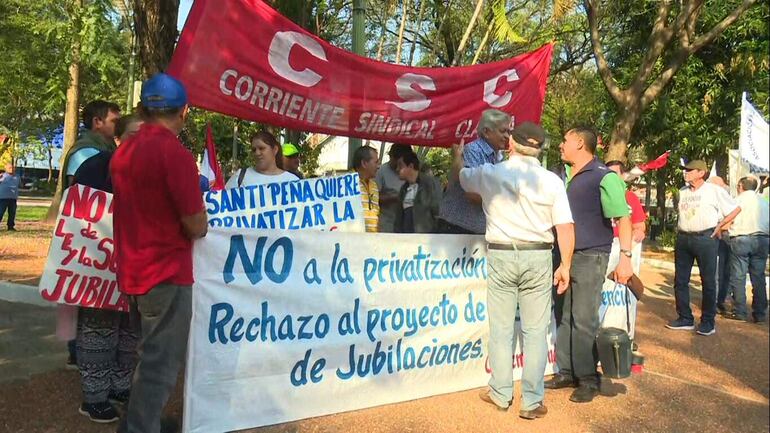 Gremios sindicales se oponen a la aprobación del proyecto de ley de jubilaciones.