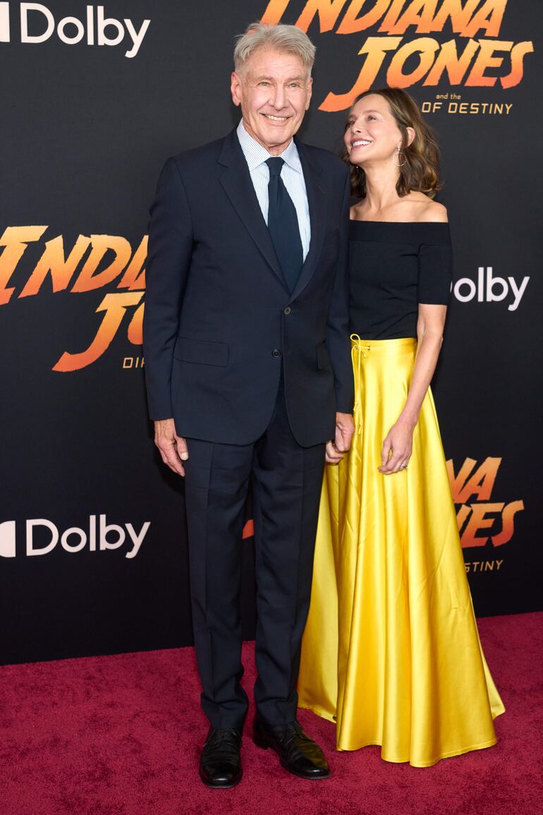 Harrison Ford y Calista Flockhart se mostraron felices y enamorados en el estreno de Indiana Jones y el dial del destino. (EFE/EPA/ALLISON DINNER)
