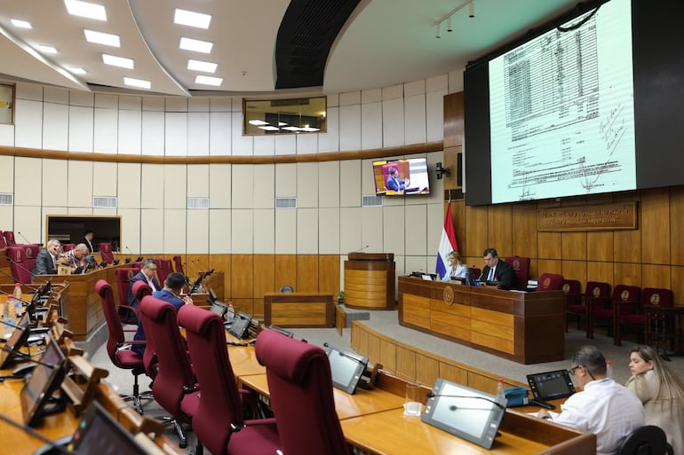 Reunión de la comisión "garrote" en la Cámara de Senadores, la misma es presidida por el senador expulsado del PLRA, Dionisio Amarilla.