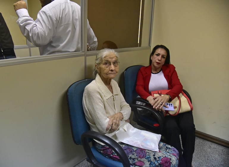 María Ana Ortellado, de 81 años, acusada de supuesta estafa, junto a su nieta, la Abg. Agueda Villagra.