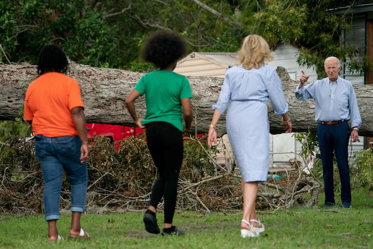 El presidente de los Estados Unidos, Joe Biden, en zona de los destrozos por el huracán Idalia.