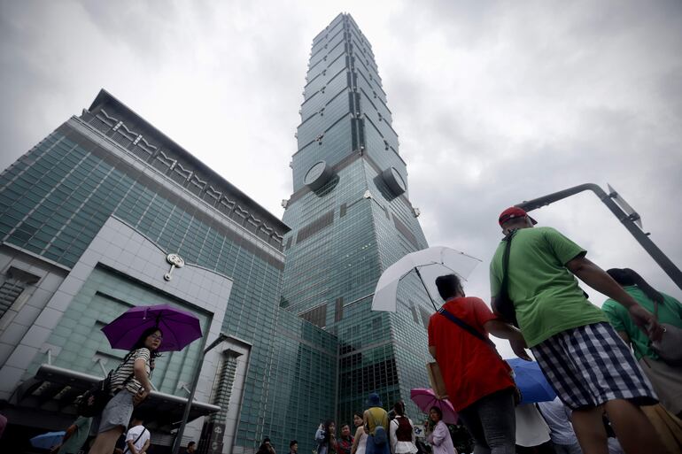 La gente camina afuera de Taipei 101, en Taipei, Taiwán.