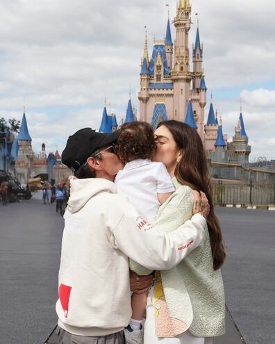 Nadia Ferreira y Marc Anthony con Marquito en brazos visitaron Disney World.