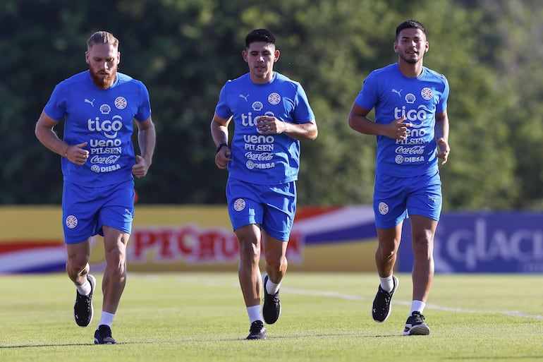 Isidro Pitta, Saúl Salcedo y César Olmedo, el único jugador convocado del plano local ayer en el primer entrenamiento albirrojo.