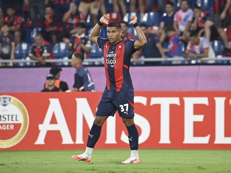 Diego León, futbolista de Cerro Porteño, celebra un gol en el partido frente a Monagas por la revancha de la Fase 2 de la Copa Libertadores 2025 en el estadio La Nueva Olla, en Asunción, Paraguay.