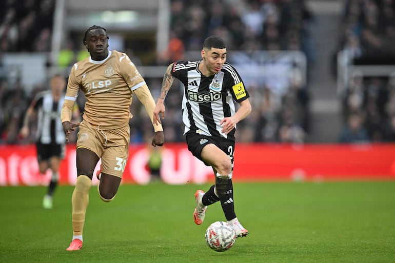 Newcastle United's Paraguayan midfielder #24 Miguel Almiron (R) vies with Bromley's English defender #30 Idris Odutayo (L) during the English FA Cup third round football match between Newcastle United and Bromley at St James' Park in Newcastle-upon-Tyne, north east England on January 12, 2025. (Photo by ANDY BUCHANAN / AFP) / RESTRICTED TO EDITORIAL USE. No use with unauthorized audio, video, data, fixture lists, club/league logos or 'live' services. Online in-match use limited to 120 images. An additional 40 images may be used in extra time. No video emulation. Social media in-match use limited to 120 images. An additional 40 images may be used in extra time. No use in betting publications, games or single club/league/player publications. / 