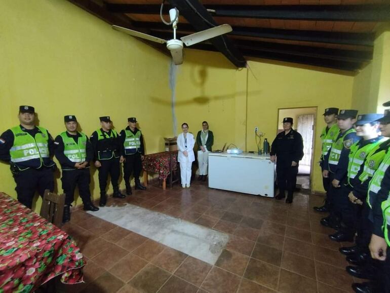 Policías de la Comisaría de Eusebio Ayala participan de charlas educativas.