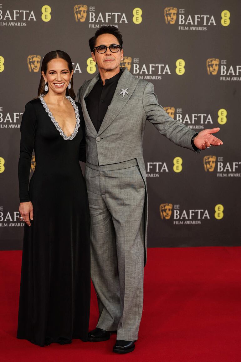 Susan Downey y Robert Downey Jr llegaron juntitos a los Premios BAFTA  2024. (DENNIS / AFP)