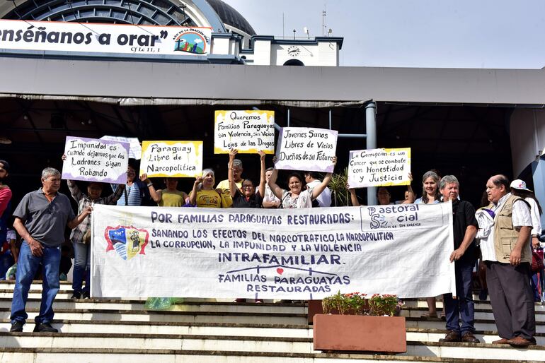 Un grupo de la Pastoral Social de San Lorenzo se manifestó para pedir justicia, honestidad, un Paraguay libre de la narcopolítica, entre otros.