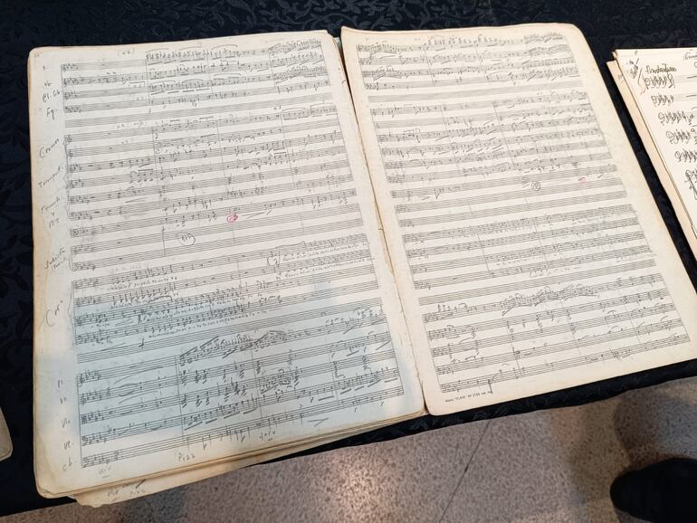 Imagen de la partitura de la "Cantata del Éxodo", compuesta por Carlos Lara Bareiro, encontrada entre el acervo donado a la Casa Bicentenario de la Música.