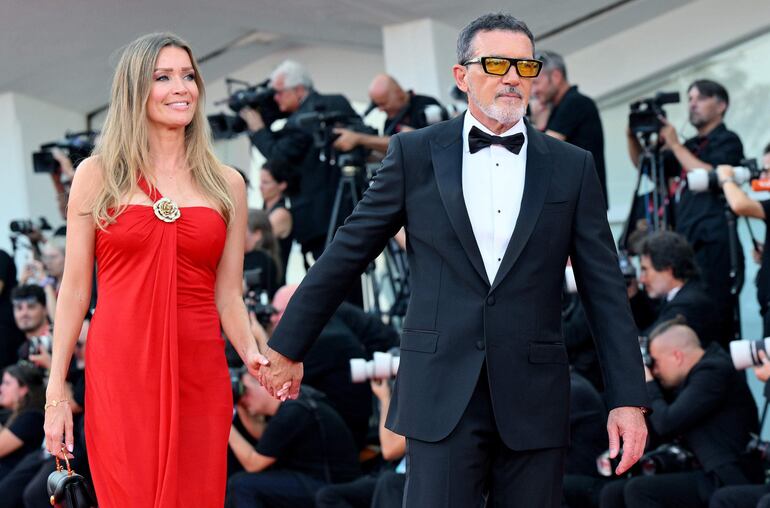 El actor español Antonio Banderas junto a su pareja Nicole Kimpel llegando al estreno de 'Babygirl' durante el 81º Festival de Cine de Venecia.