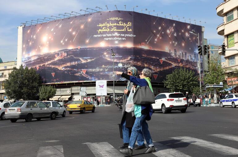 Un cartel en Teherán, Irán, que retrata un ataque iraní con misiles sobre Israel.