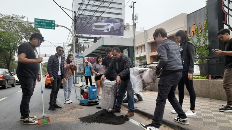 Desde muy temprano, jóvenes realizaron trabajos de mejoramiento vial sobre la avenida Mariscal López, en Asunción.