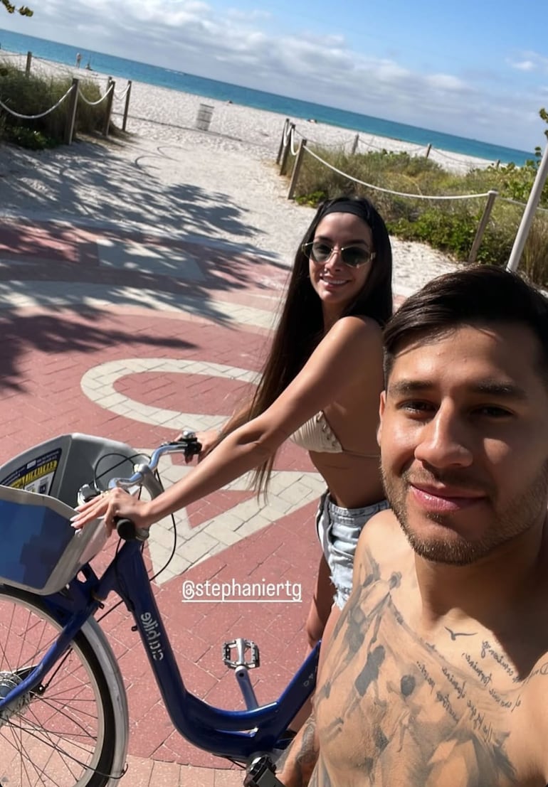 Iván Torres y Stephanie Ríos pedaleando en las playas de Miami. (Instagram/Iván Torres)