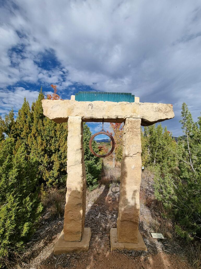 Escultura "The Passage" en uno de los recovecos del Jardín Botánico de Santa Fe, Nuevo México.