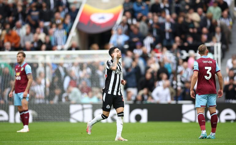 El paraguayo Miguel Almirón (c), futbolista del Newcastle, celebra el gol que marcó contra el Burnley por la séptima jornada de la Premier League en el estadio St. James' Park, en Newcastle.