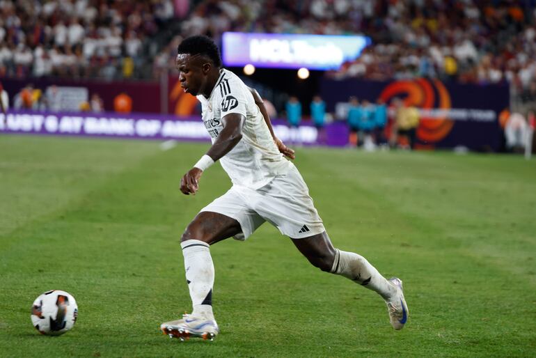 East Rutherford (United States), 03/08/2024.- Vinicius Junior of Real Madrid CF in action during the Champions Tour Live soccer match between Real Madrid CF and FC Barcelona in East Rutherford, New Jersey, USA, 03 August 2024. EFE/EPA/KENA BETANCUR
