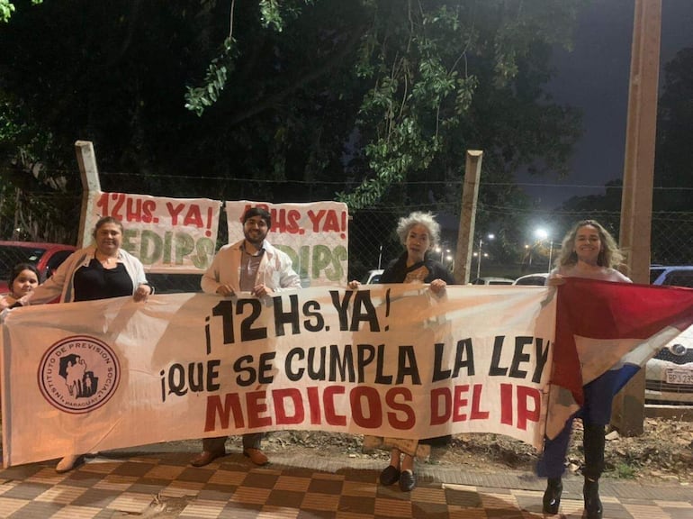 Desde hace semanas, los médicos cirujanos pediátricos del IPS reclaman con manifestaciones pacificas. 