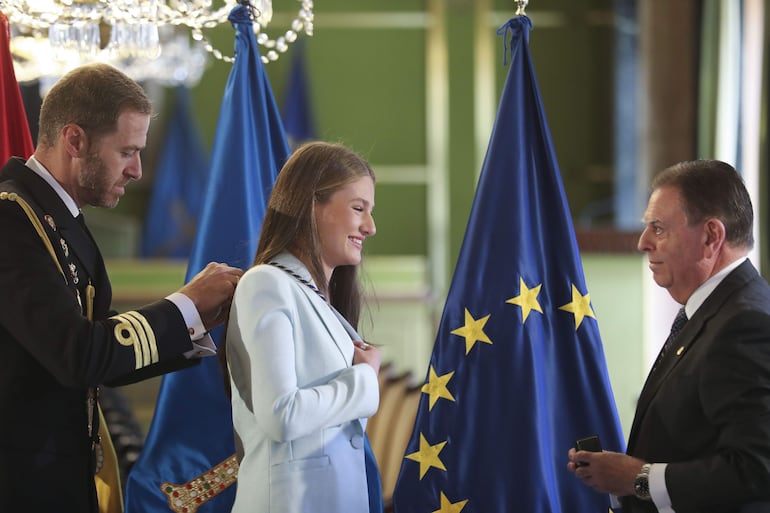 La princesa Leonor recibió de manos del alcalde de Oviedo, Alfredo Canteli, el título de alcaldesa honoraria de Oviedo y la Medalla de Asturias.