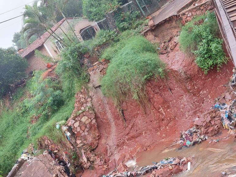 Las erosiones ponen en peligro también las casas vecinas. Los lugareños exigen la construcción de un puente de hormigón y barandas protectoras.