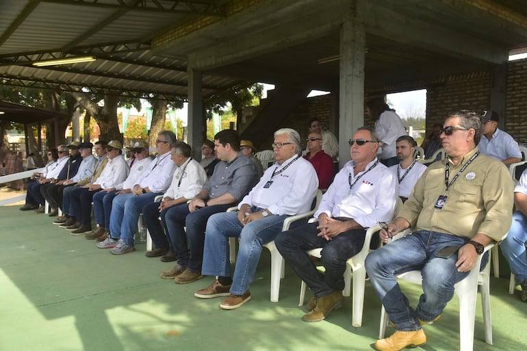 Directivos del Consorcio Expo, ARP-UIP, en el palco de la Pista de Admisión, durante la apertura de la 77 Exposición Nacional de Ganadería.