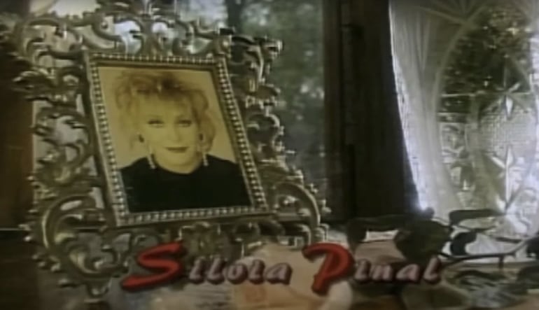 Silvia Pinal en una imagen de la apertura del programa "Mujer, casos de la vida real".