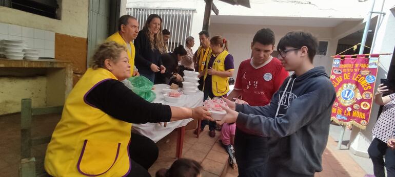 Integrantes del Club de Leones de Fernando de la Mora agasajaron a más de 100 pequeños del Centro de Apoyo Integral y Escolar ´Virgen de Caacupé por el del Día del Niño.