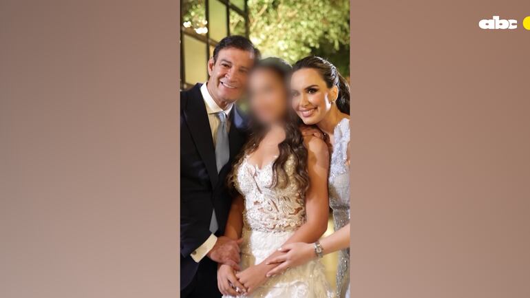 El senador colorado cartista Silvio "Beto" Ovelar y su esposa Magnolia Mendoza, directora jurídica de Itaipú, flanquean a su hija durante su fastuosa fiesta de 15 años, en diciembre del año pasado.