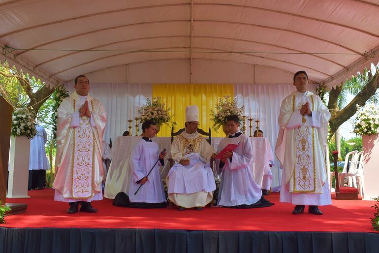 Los nuevos sacerdotes Alexis Mariano Villagra (27) y Derlis Ramón Villagra Vázquez (39), junto al Obispo Mons. Amancio Benítez.