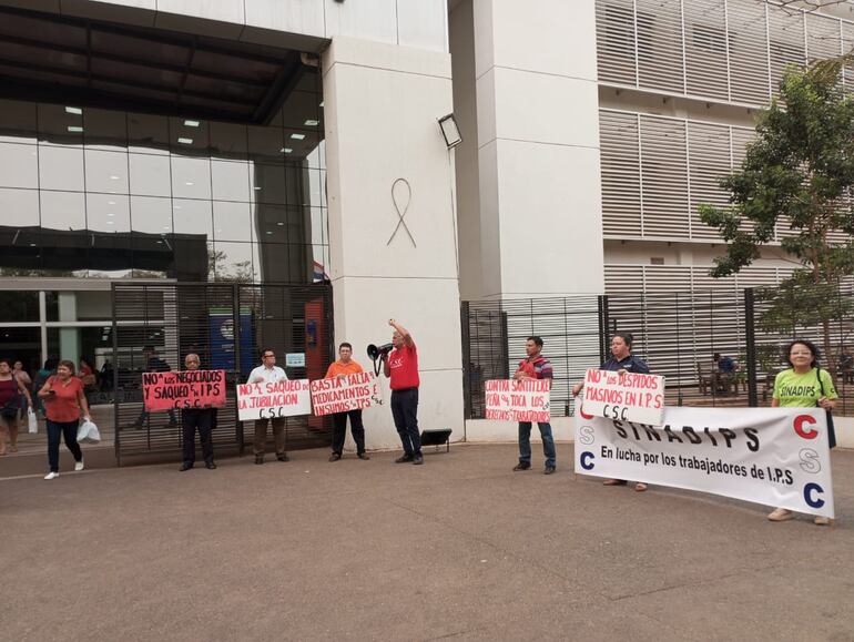 Sindicatos y pacientes se manifestaron ante el pésimo servicio que se brinda en el IPS Ingavi.