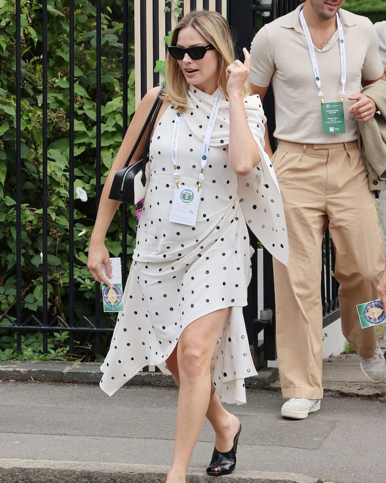 Margot Robbie llegando para ver los partidos del día 12 de Wimbledon. (Instagram/Vogue Magazine)