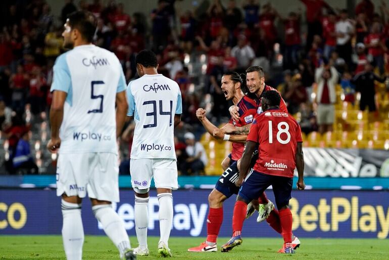 El uruguayo Joaquín Varela (c), jugador de Independiente Medellín, festeja un gol en el torneo Finalización de Colombia.