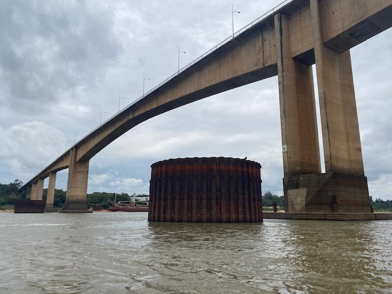 Bajante histórica del río Paraguay deja ver la base de los pilotes del puente Remanso.