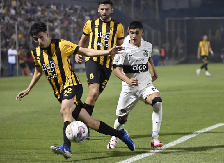 Alexis Cantero se cruza ante el ingreso de Pedro Zarza, jugador de Olimpia